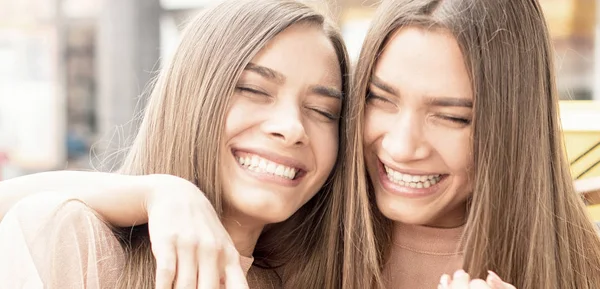 Zwei schöne Zwillingsschwestern verbringen Zeit miteinander. — Stockfoto