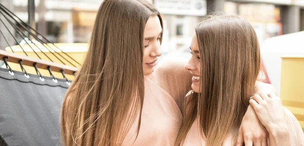 Duas belas irmãs gêmeas passando tempo juntas . — Fotografia de Stock