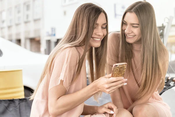 Two beautiful twins sisters spending time together. — Stock Photo, Image
