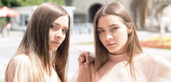 Dos hermosas hermanas gemelas pasando tiempo juntas . —  Fotos de Stock