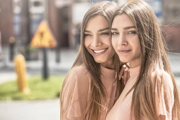 Twee prachtige tweeling zussen samen tijd doorbrengen. — Stockfoto