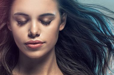 Glamour makyaj ile çekici kız Güzellik Portresi.