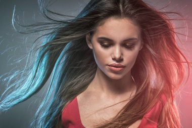 Glamour makyaj ile çekici kız Güzellik Portresi.