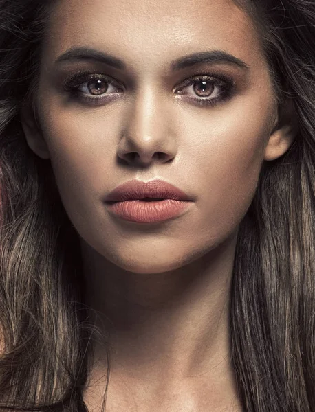 Beauty porträtt av attraktiva flicka med glamour makeup. — Stockfoto