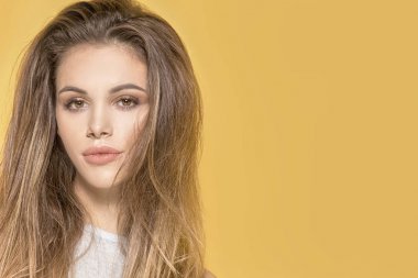 Kahverengi gözlü genç esmer kadın portresi.