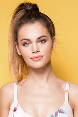 Şık genç model Studio poz.