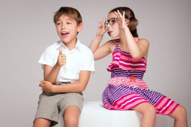 İki çocuk birlikte eğleniyor.