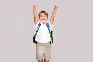 Sırt çantası ile gülümseyen küçük çocuk.