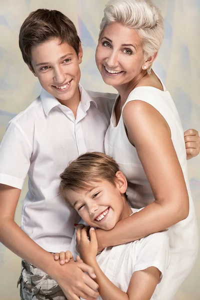 Šťastná rodina čas, matka se syny. — Stock fotografie