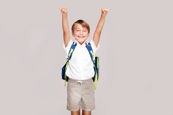 Lächelnder kleiner Junge mit Rucksack. — Stockfoto
