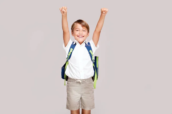 Niño sonriente con mochila . — Foto de Stock