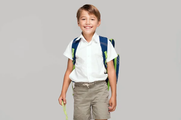 Улыбающийся мальчик с рюкзаком . — стоковое фото