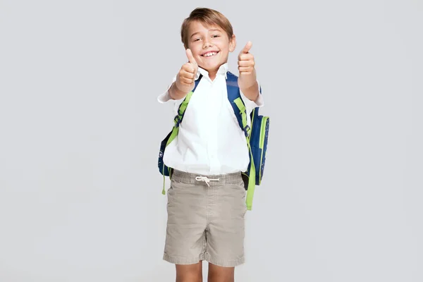 Usměvavý chlapeček s batohem. — Stock fotografie