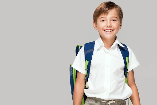 Menino sorridente com mochila . — Fotografia de Stock