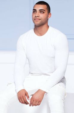 Afro-Amerikan yakışıklı poz.