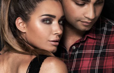 Şık genç çift portresi.