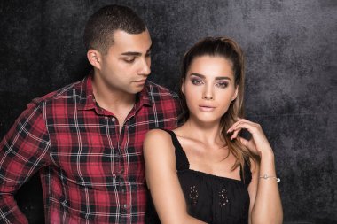 Şık genç çift portresi.