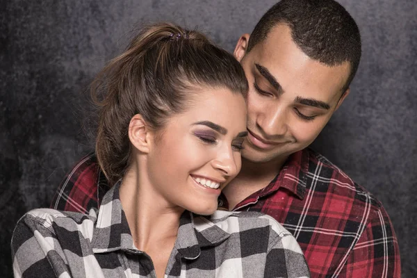 Retrato de jovem casal na moda . — Fotografia de Stock