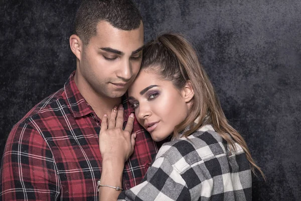 Retrato de jovem casal na moda . — Fotografia de Stock