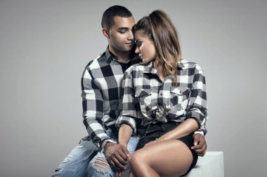 Güzel çift Studio poz.