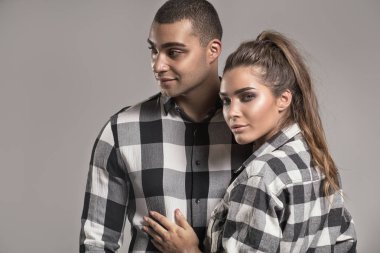 Güzel çift Studio poz.