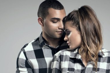 Güzel çift Studio poz.