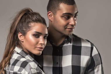 Güzel çift Studio poz.