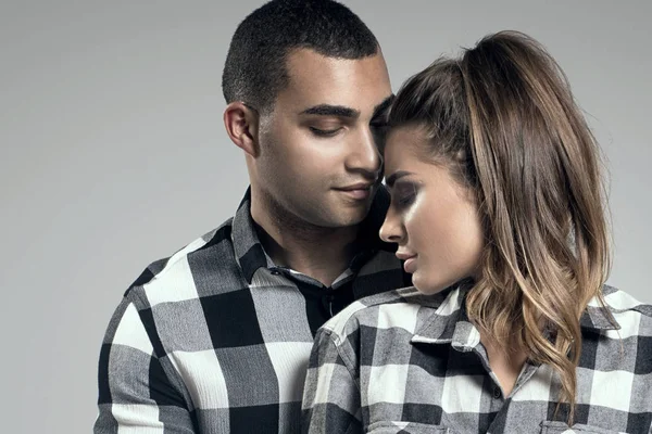 Güzel çift Studio poz.