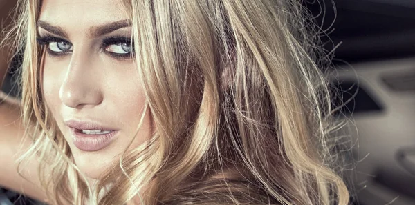 Sensuell blond flicka i glamour makeup. — Stockfoto
