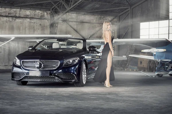 Zarif sarışın lüks kadın poz.