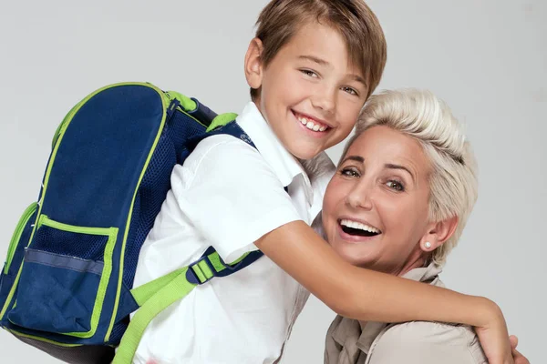 Gülümseyen genç oğlu ile poz anne.