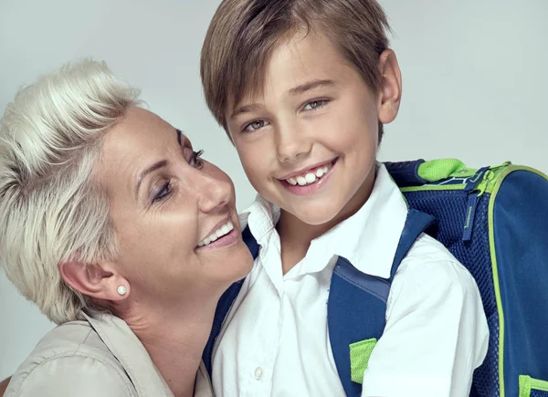 Gülümseyen genç oğlu ile poz anne.