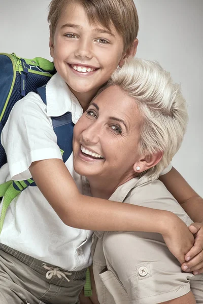 Maminka pózuje s mladým synem, s úsměvem. — Stock fotografie