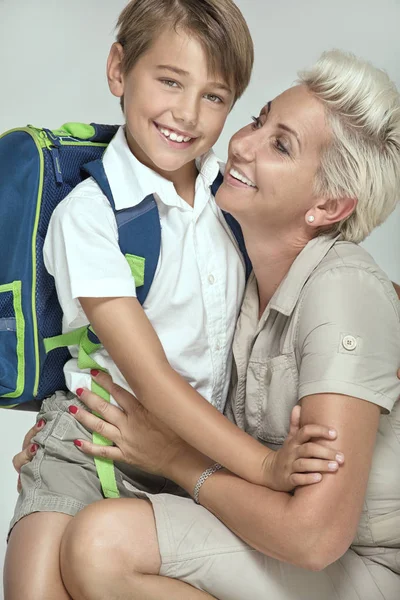 Gülümseyen genç oğlu ile poz anne.