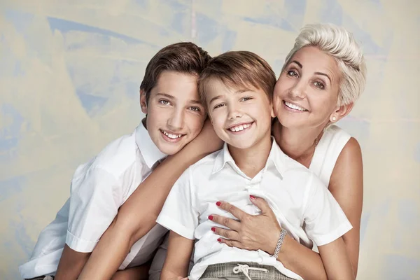 Mom posing with young sons, smiling. — Stock Photo, Image