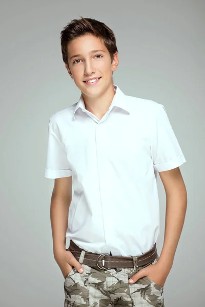 Ung tonåring poserar i vit skjorta. — Stockfoto