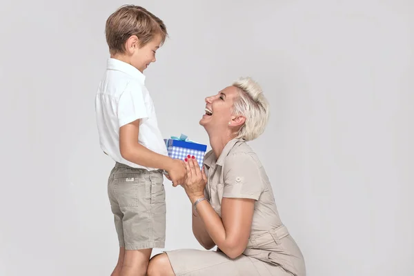 Maminka pózuje s mladým synem, s úsměvem. — Stock fotografie