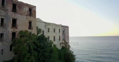 Anteni, Tropea Calabria şehrin dron görünümü. Sahil akşam, günbatımı zaman.