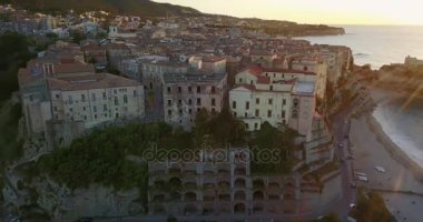 Anteni, Tropea Calabria şehrin dron görünümü. Sahil akşam, günbatımı zaman.