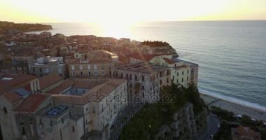 Anteni, Tropea Calabria şehrin dron görünümü. Sahil akşam, günbatımı zaman.