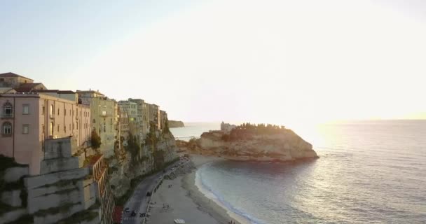 Anténa, hukot pohled na město Tropea v Kalábrii. Pobřeží v době večerní, západ slunce. — Stock video