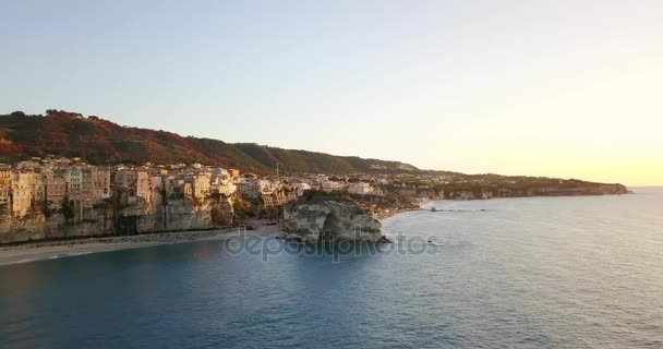 Antenna, drone kilátás nyílik a városra Tropea Calabria-ban. Tengerpart este, naplemente idején. — Stock videók