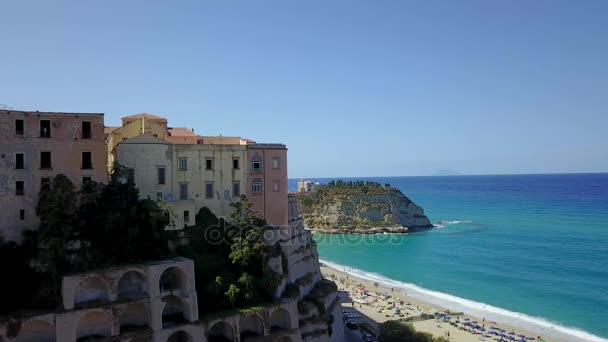 Aérea, vista del dron de la ciudad de Tropea en Calabria. Costa costera — Vídeos de Stock