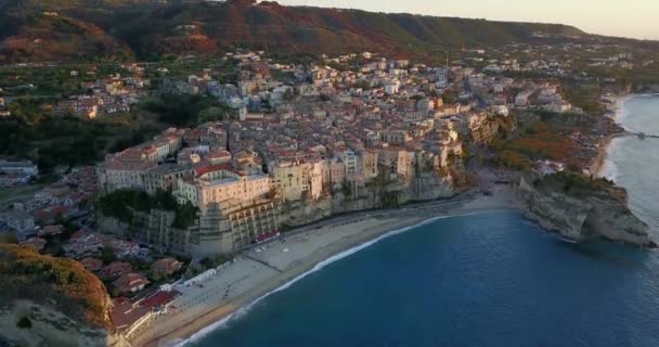 Antenna, drone kilátás nyílik a városra Tropea Calabria-ban. Tengerpart este, naplemente idején. — Stock videók