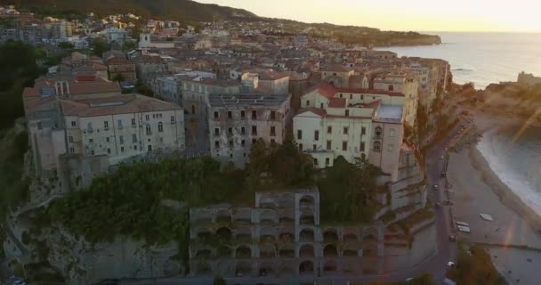 Vista aérea, drone da cidade de Tropea, na Calábria. Costa à noite, hora do pôr do sol . — Vídeo de Stock