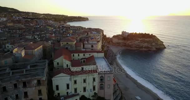 Anteni, Tropea Calabria şehrin dron görünümü. Sahil akşam, günbatımı zaman. — Stok video