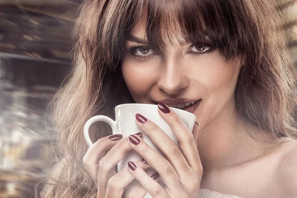 Красивая женщина пьет кофе . — стоковое фото