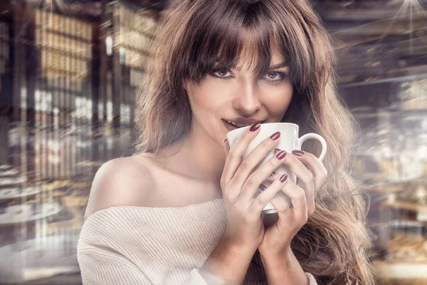 Söt kvinna dricker kaffe. Royaltyfria Stockfoton