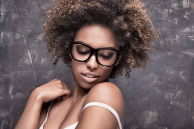 Afro gözlük takan kızla.