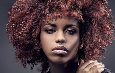 Afro saç modeli ile güzel bir kadın portresi.